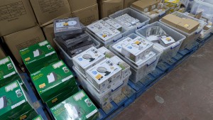 Robson Kay - Auction Date: 2026-04-21 - Category: Electrical Sockets, Switches & Lighting